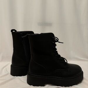 Black 
Boots
Forever 21